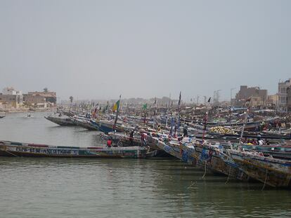 Los pescadores de Saint Louis, Senegal, se preparan para salir a la mar en plena primera ola de la pandemia por covid-19, el 16 de mayo de 2020.