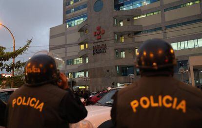 Un grupo de policías custodia la clínica donde está internado Alberto Fujimori.
