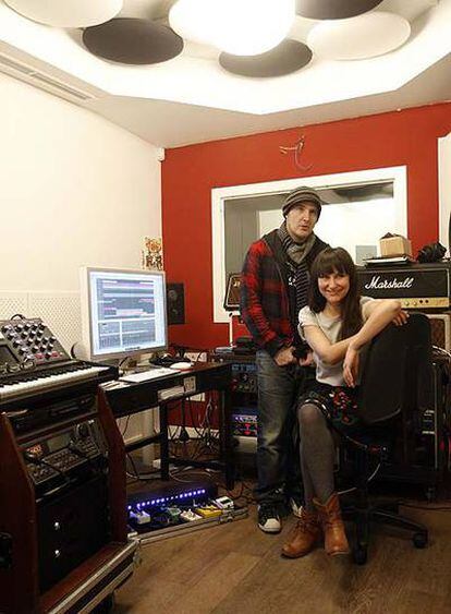 Juan Aguirre y Eva Amaral, en su estudio de trabajo, en el Madrid de los Austrias.