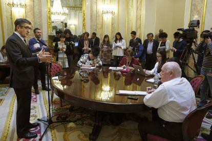 El presidente del Congreso, Patxi López, explica a los periodistas las consecuencias de que el Gobierno se niegue al control parlamentario.