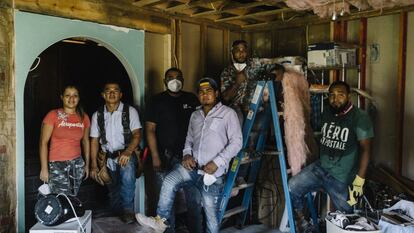 Trabajadores resilientes en una obra de reconstrucción