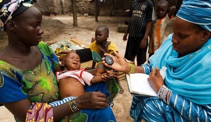 Una voluntaria mide la respiración de un niño en Malí.