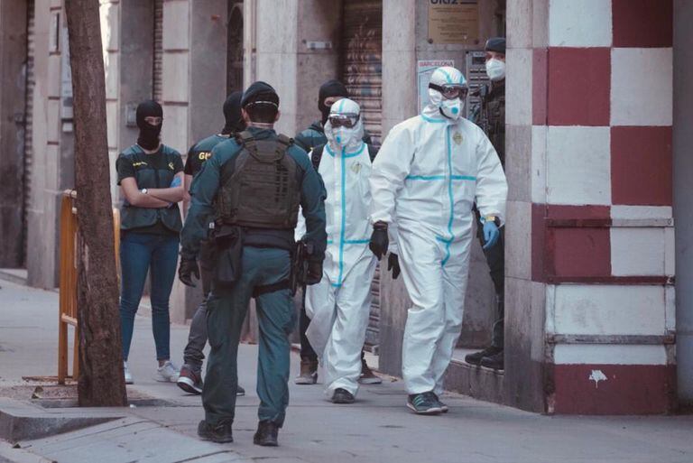 La Guardia Civil custodia el domicilio de un presunto terrorista detenido este viernes en Barcelona.