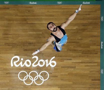 Nijat Rahimov de Kazajistán celebra haber fijado un récord mundial de levantamiento de pesos, en la categoría de 77kg.