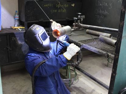 Un soldador trabaja en un taller.