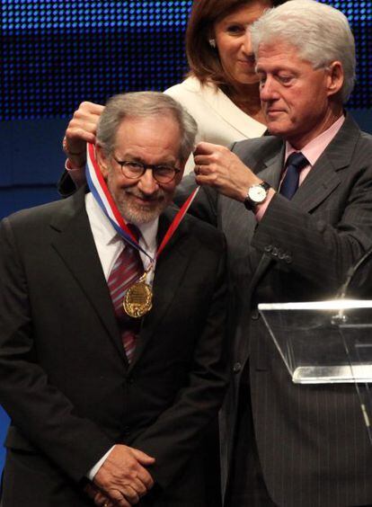 Steven Spielberg ha recibido de manos del ex presidente Bill Clinton la Medalla de la Libertad concedida por el Centro Constitucional de Filadelfia, ha informado la BBC. El cineasta ha sido reconocido con este galardón, que también han recibido personajes como Nelson Mandela, por inspirar a la gente a comprender mejor el significado de la "libertad".