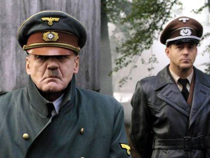 Bruno Ganz, en el papel de Hitler en &#039;El hundimiento&#039;. Detr&aacute;s, Heino Ferch como Speer.