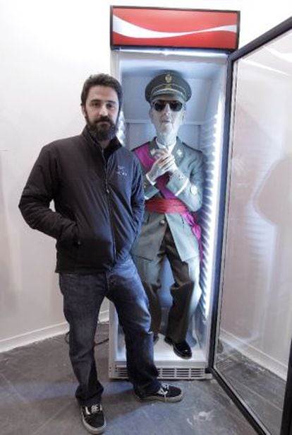 El artista Eugenio Merino posa junto a su obra 'Always Franco', que se puede ver en ARCO