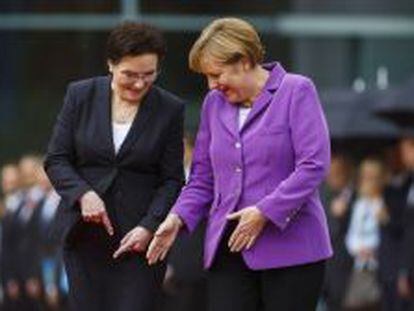 La canciller alemana, Angela Merkel, con la primer ministro polaca Ewa Kopacz hoy en Berl&iacute;n. 
