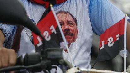 Un moticiclista viste una camiseta en apoyo al presidente Daniel Ortega, en Managua.