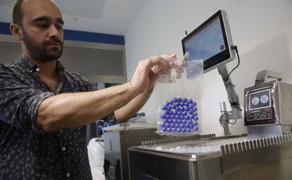 Un investigador del Basque Culinary Center realiza pruebas en una máquina de cocción al vacío.