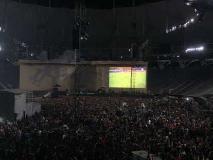 La previa del recital de U2 en el Estadio &Uacute;nico de La Plata, con el partido Ecuador-Argentina en pantalla gigante.