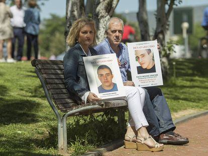 Rosa e Isidro muestran las fotos de su hijo Paco Molina, desaparecido en 2015 en el parque de Córdoba donde posan.  