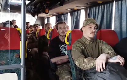 Militares ucranios permanecen sentados en un autobús mientras son evacuados de la planta siderúrgica de Azovstal, en una imagen tomada de un vídeo publicado por el Servicio de Prensa del Ministerio de Defensa de Rusia.