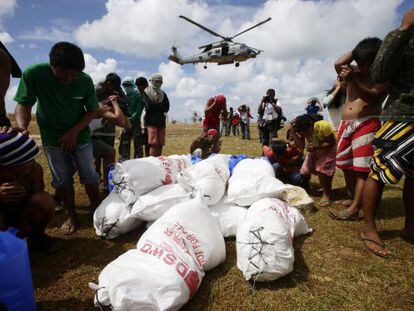 Un helic&oacute;ptero de EEUU descarga ayuda en la isla de Manicani.