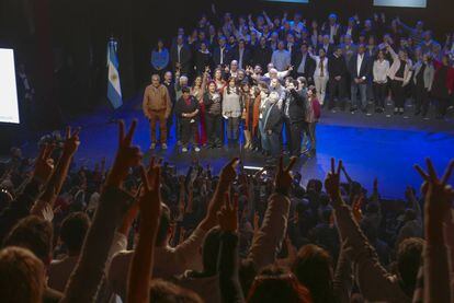 Seguidores de Cristina Fernández de Kircher la saludan con lo dedos en 'v' que identifican al peronismo.