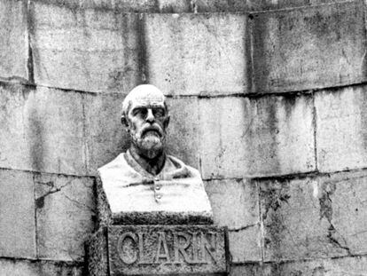 Monumento a Leopoldo Alas "Clarín" en el campo de San Francisco, Oviedo.