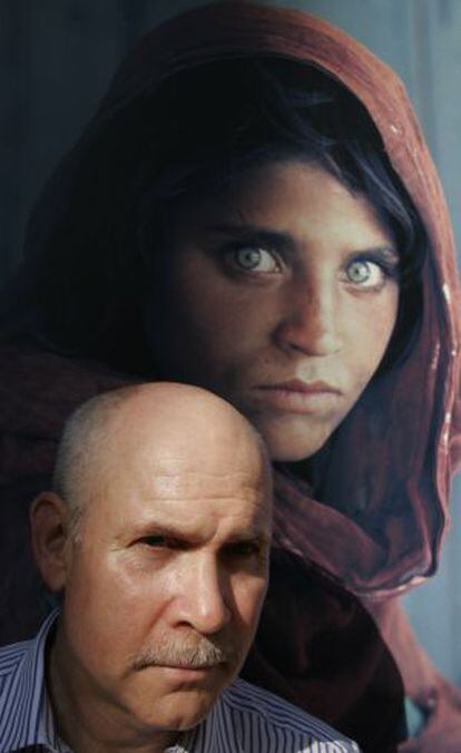 El fotógrafo Steve McCurry, con su famoso retrato de la niña afgana.