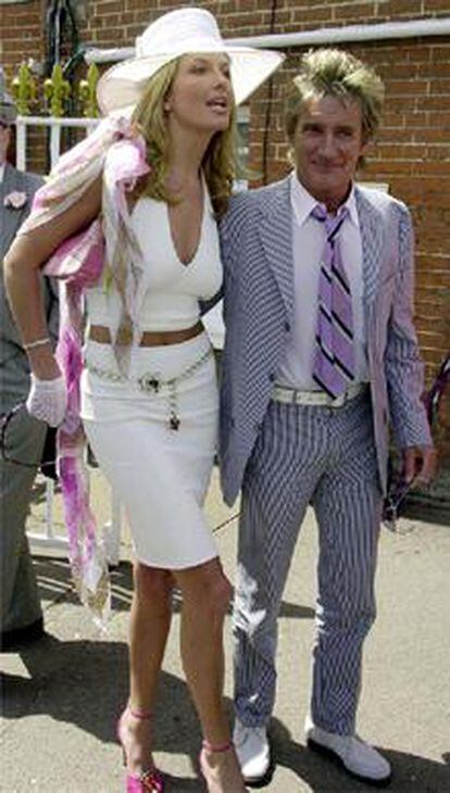 Rod Stewart y su novia llegan a las carreras de Ascot.