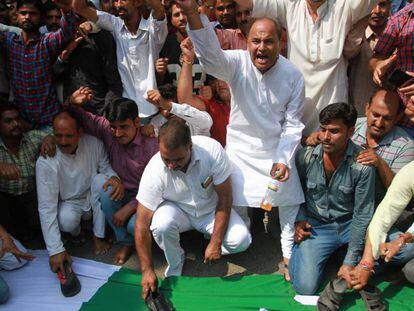 Activistas indios pisotean una bandera de Pakistán como protestas tras el ataque en Cachemira.