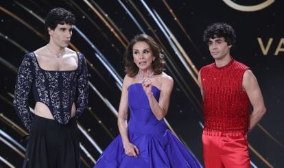 Ana Belén, sobre el escenario, al comienzo de la gala, junto a Javier Calvo y Javier Ambrossi.