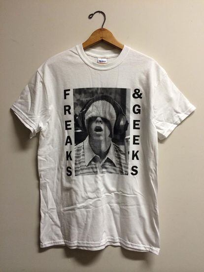 Nos gusta esta camiseta que combina el diseño de Dirty de Sonic Youth con foto de Bill Haverchuck de Freaks and Geeks. No puede ser más noventas. Cuesta 12 euros y está a la venta en Etsy.