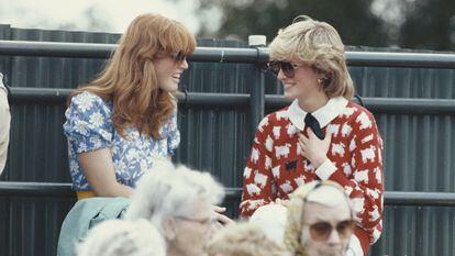 Diana de Gales y Sarah Ferguson en el club de polo de Windsor, a junio de 1983.