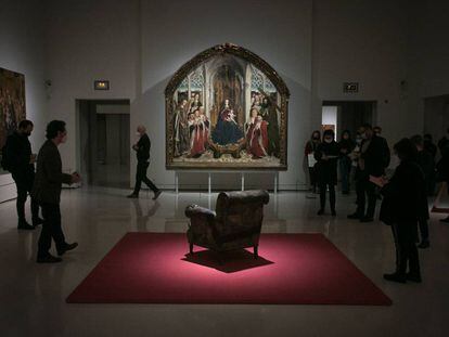 L'obra de Tàpies davant de la 'Mare de Déu dels consellers', d'Huguet, en la nova exposició del MNAC.