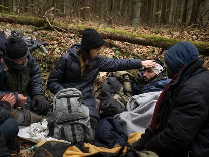 Kasia Wappa (en el centro), activista y vecina de Hajnowka, asiste a un grupo de cuatro sirios (desde la izquierda: Abdelrahman, de 47 años; Jalid, de 47; Nassir, de 25; y Kassem, de 24) escondidos en el bosque de Bialowieza, en Polonia.