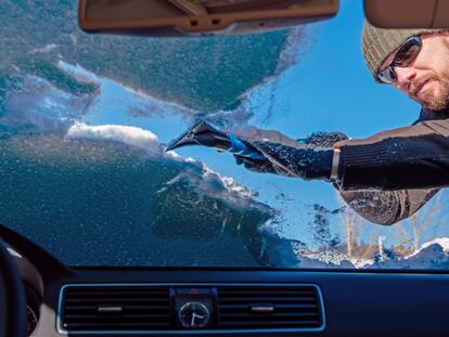 En invierno es habitual tener que quitar la escarcha del coche antes de iniciar un viaje. GETTY IMAGES.