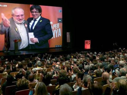 Carles Puigdemont y el 'exconseller' Lluís Puig, en videoconferencia en un mitin de Junts per Catalunya en Terrassa (Barcelona)