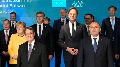 Líderes de la UE y de los Balcanes posan para la foto de familia de la cumbre celebrada en Brdo (Eslovenia), este miércoles.