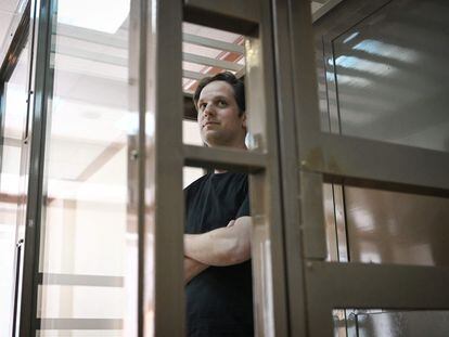 El corresponsal de 'The Wall Street Journal' en Rusia, Evan Gershkovich, en una celda acristalada durante la audiencia judicial en la que un tribunal de Moscú ha rechazado este jueves liberarlo.