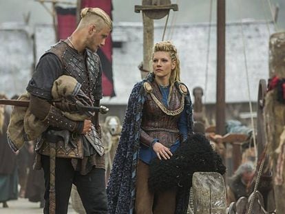 Bjorn, espada bajo el brazo, y Lagertha, en un fotograma de la serie 'Vikingos'.