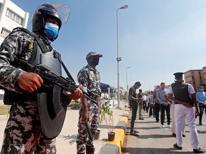 Fuerzas de seguridad egipcias vigilando el desarrollo de las elecciones al Senado, el pasado 12 de agosto, en El Cairo.