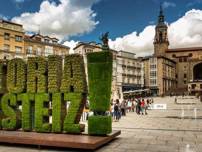 Plaza de la Virgen Blanca en Vitoria, una de las ciudades más avanzadas de España en su uso energético.