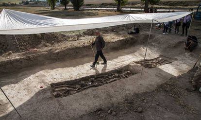 Francisco Etxeberria, durante los trabajos de exhumaci&oacute;n en Cobertelada (Soria).