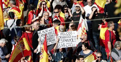 Varias personas en la manifestación de Barcelona convocada por Societat Civil Catalana, para decir 