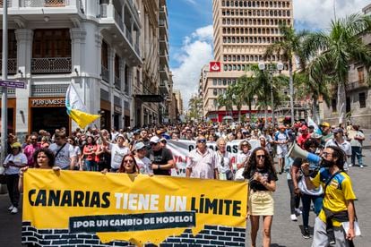 Centenares de personas participan en la manifestación 
 contra el turismo de masas, este sábado por el centro de Santa Cruz de Tenerife. 