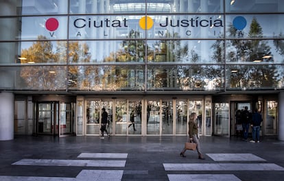 Imagen de archivo de la fachada principal de la Ciudad de la Justicia de Valencia.