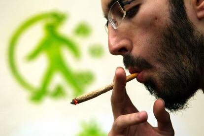 Un miembro de la Asociación Barcelonesa Cannabica de Autoconsumo fumando un cigarrillo de marihuana.