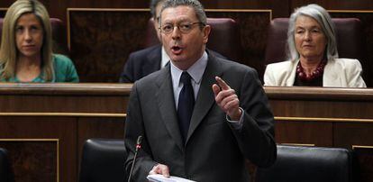 El ministro de Justicia, Alberto Ruiz-Gallardón, esta mañana durante la sesión de control al Gobierno en el Congreso.