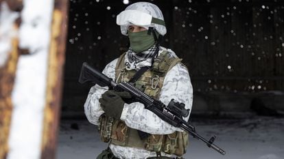 Un soldado ucranio, durante una guardia el día 25 cerca de Donetsk, la ciudad controlada por milicias prorrusas.