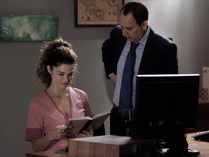 Juana Acosta y Luis Callejo, en 'Jefe'.