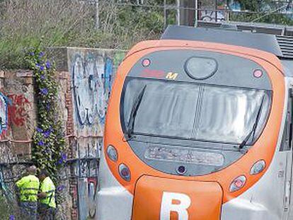 Un tren parado a su paso por L’Hospitalet de Llobregat.