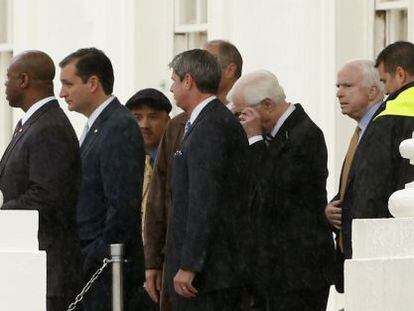 Los senadores Ted Cruz y John McCain abandonan la Casa Blanca tras reunirse con Barack Obama.