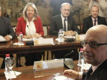 El ministro de Hacienda y Administraciones P&uacute;blicas, Crist&oacute;bal Montoro, con los alcaldes del PP de capitales andaluzas.