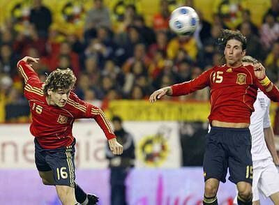Fernando Llorente anota de cabeza el segundo gol de España ante Sergio Ramos.
