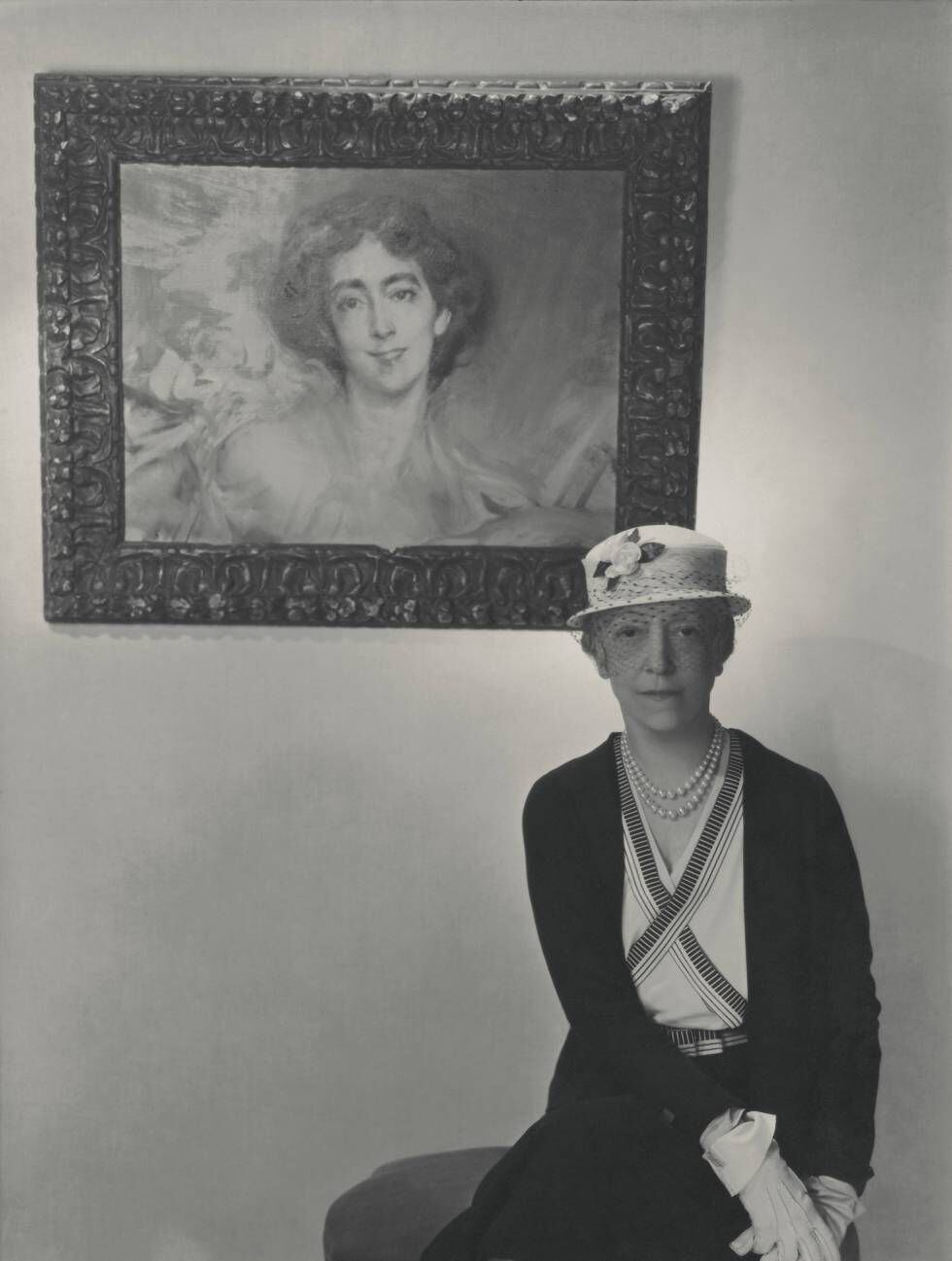Las dos vidas de Elsie de Wolfe. Fotografiada por Vogue en 1933, cuando ya era Lady Mendl, casada con Sir Charles Mendl, frente a un retrato que le hizo Boldini en 1905, los años en los que construyó su fama como actriz y luego decoradorra, en los que vivió en lo que entonces se conocía como 