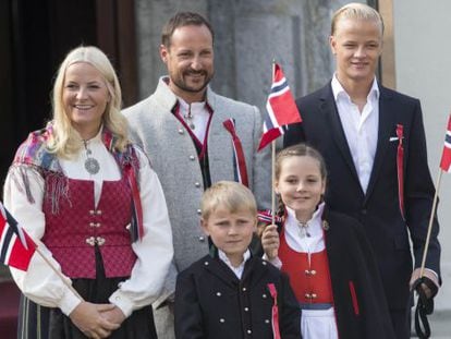 Los pr&iacute;ncipes herederos de Noruega con sus hijos, Sverre Magnus y Ingrid Alexandra, y Marius en el d&iacute;a nacional de Noruega, el pasado 17 de mayo.